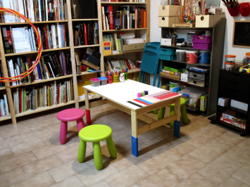 La casa de las quimeras talleres creativos. Mesa de los pequeños.